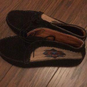 Size 9 Minnetonka Moccasins